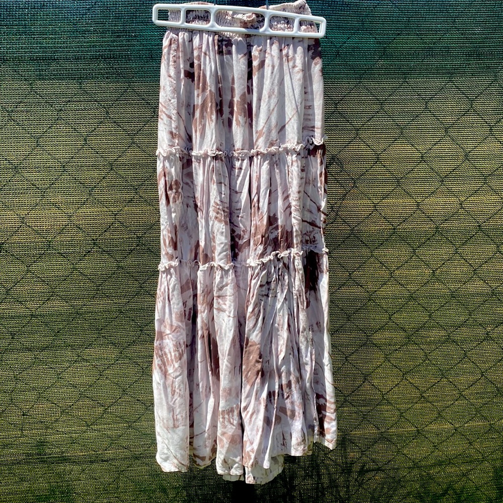 Flattering tye dye skirt that can be worn long or strapless!